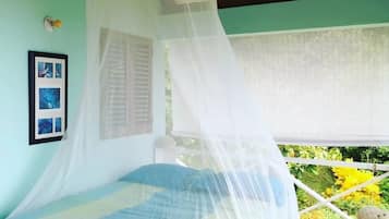 4 bedrooms, iron/ironing board, internet, bed sheets