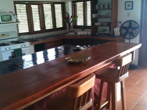 Refrigerador, horno, parrilla de estufa y cafetera y tetera