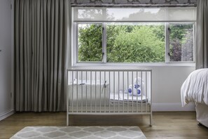 7 Schlafzimmer, Zimmersafe, Schreibtisch, schallisolierte Zimmer