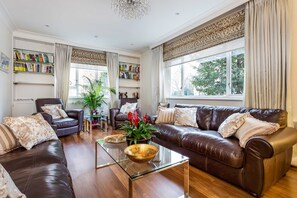 Téléviseur connecté, foyer, lecteur de DVD, livres