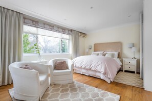 7 chambres, coffres-forts dans les chambres, bureau