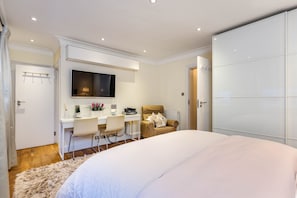 7 bedrooms, in-room safe, desk, soundproofing