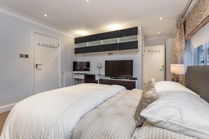 7 Schlafzimmer, Zimmersafe, Schreibtisch, schallisolierte Zimmer