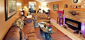 TV connectée, cheminée, lecteur de DVD, table de tennis de table