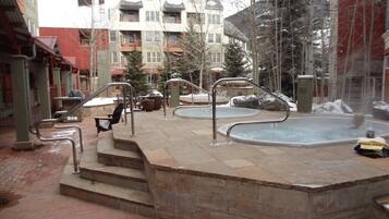 Tina de hidromasaje al aire libre