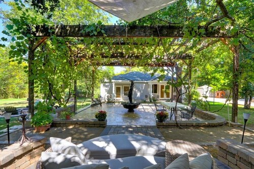 Gated Guesthouse • King Bed by FO Village