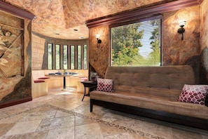 Televisie, boeken en een kantoor