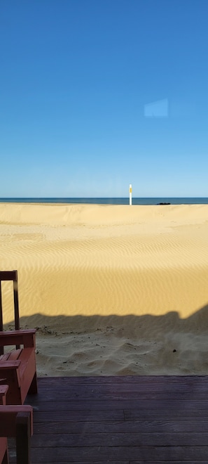 På stranden