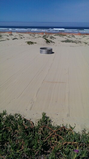 På stranden