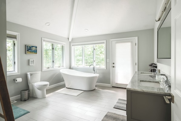 Combined shower/bathtub, hair dryer, towels, soap