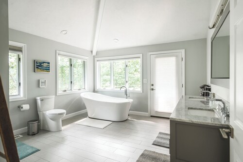 * PROPRIÉTÉ PREMIUM * - Retraite privée de 2 acres (MODERN 4 chambres) ** Voir la visite vidéo