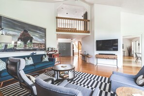 Una Smart TV, una chimenea, un reproductor de DVD, libros