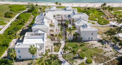 Island Thyme 2 bdrm penthouse newly upgraded 2 king beds
