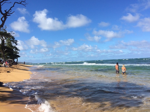 En la playa, camastros y toallas de playa 
