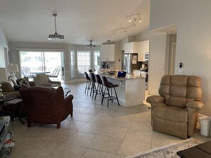 TV connectée, lecteur de DVD, livres, vidéothèque