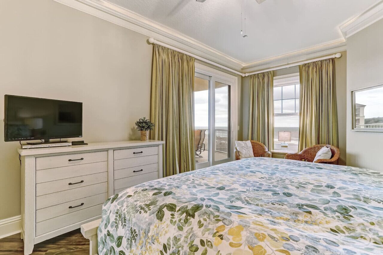 3 habitaciones, escritorio y tabla de planchar con plancha 