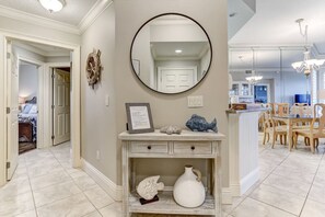 3 habitaciones, escritorio y tabla de planchar con plancha