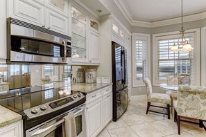 冰箱、微波炉、烤箱、炉灶