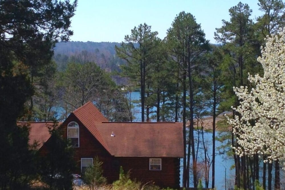 Lakefront Cabin in Quiet Cove on Greers Ferry Lake