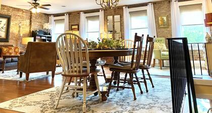 ¡Exquisito loft con el centro de Hendersonville a sus pies!