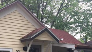 A single-story house with a porch, a mailbox, and a number '30' on the wall. - Romantic Refreshing 1890s Cottage Uptown Eureka Springs (Eureka Springs)
