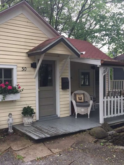 Romantic Refreshing 1890s Cottage Uptown Eureka Springs Weekday Specials!