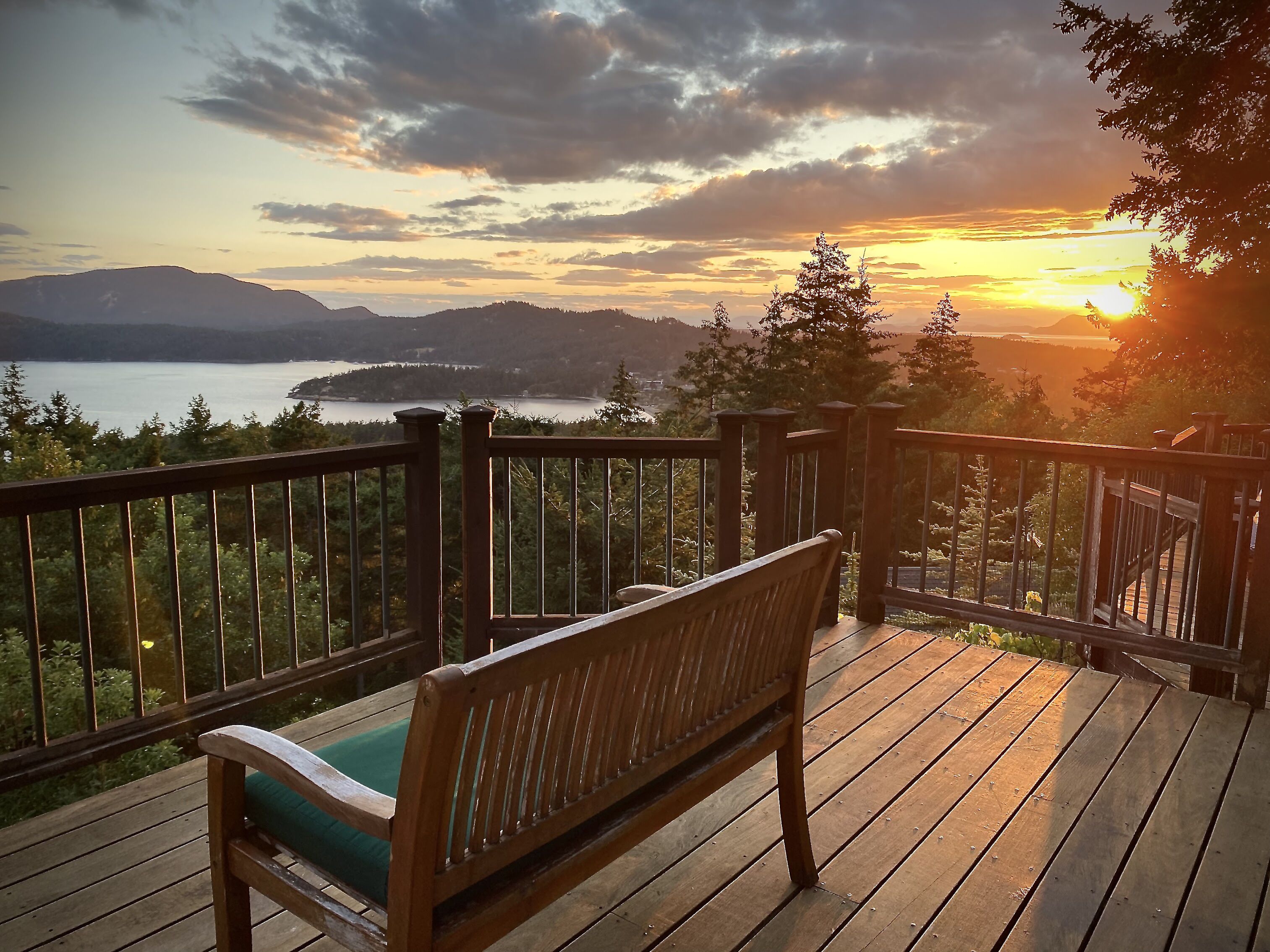 Stunning Water Views, Sunsets, Spa, Sauna, Billiard & Media Room, Close to Town