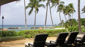 Eine Strandlounge mit Liegestühlen und Blick auf den Ozean.