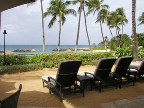 Rannalla, aurinkotuoleja, rantapyyhkeitä