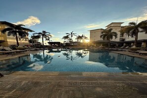 Una piscina al aire libre, una piscina climatizada