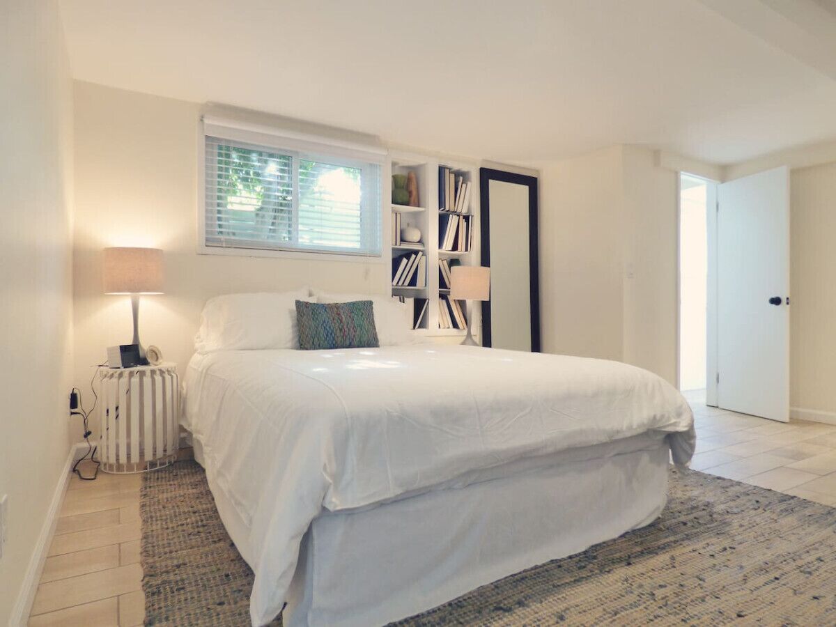 Desk, iron/ironing board, WiFi, bed sheets