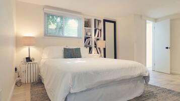 Desk, iron/ironing board, WiFi, bed sheets