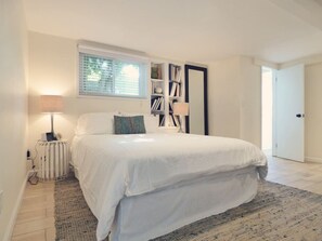 Desk, iron/ironing board, WiFi, bed sheets - Cozy Retreat in Prime Hillcrest Location (San Diego)