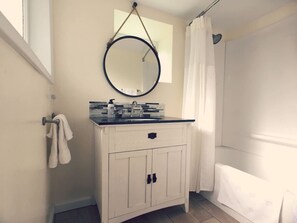 Combined shower/bathtub, hair dryer - Cozy Retreat in Prime Hillcrest Location (San Diego)
