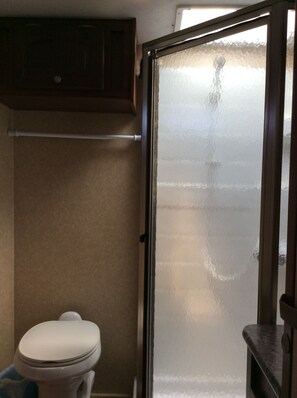 Dusche, Handtücher, Toilettenpapier