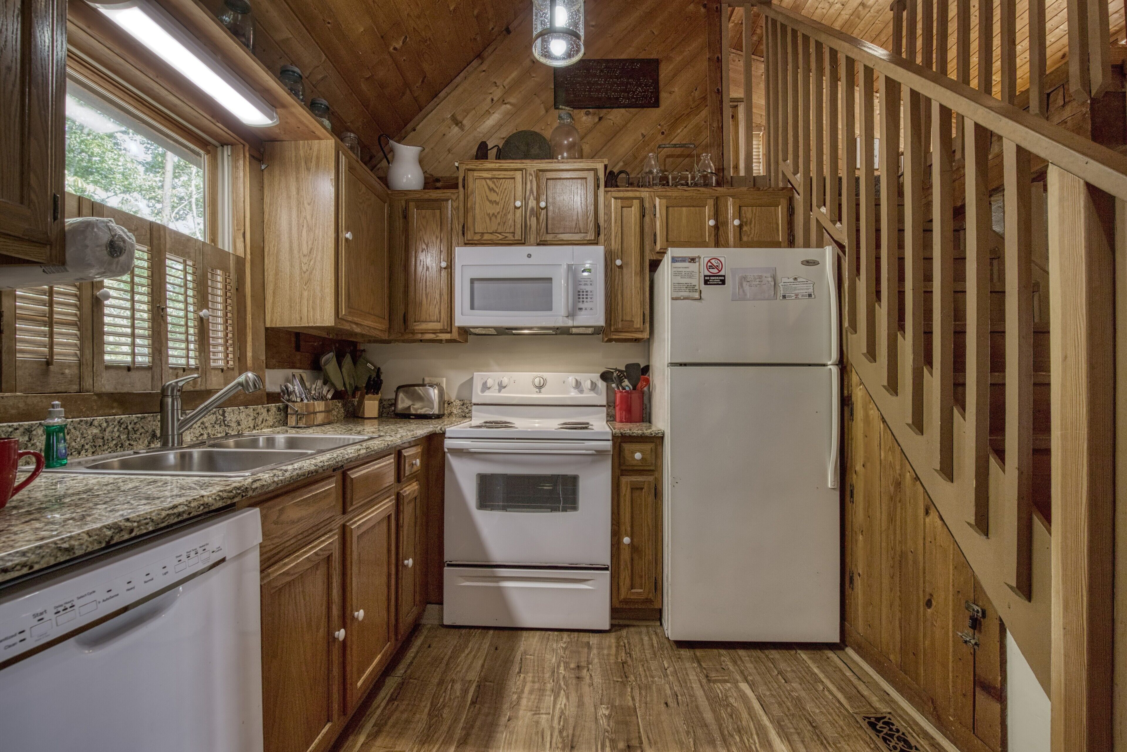 Pigeon Forge Secluded Cabin-Gameroom-Mountain View-Pet Friendly-Fire Pit