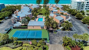 Un complexe hôtelier doté d’un court de tennis, d’une piscine et offrant une vue sur l’océan.