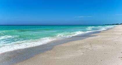 GULF FRONT CONDO / PRIVATE PATIO / STEPS TO THE BEACH