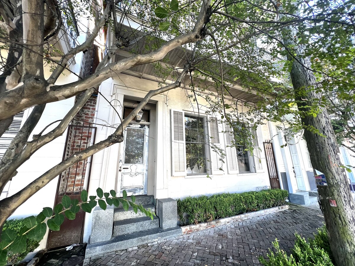 2 Floor 1855 Lower Garden District Townhouse with Balcony
