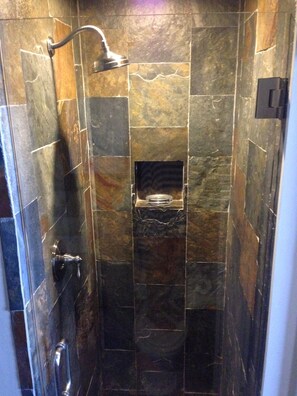 Badewanne, Whirlpool, Haartrockner, Handtücher