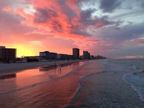 On the beach - Sunglow, Beachfront Deluxe - 2 bed, 2 bath - ocean front unit (Daytona Beach Shores)