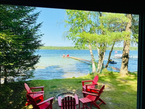 Green Lake: Charming Cottage with Sandy Beach & Dock - Ideal for Family Getaways
