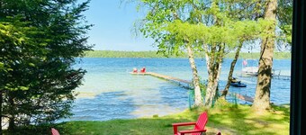 Green Lake: Charming Cottage with Sandy Beach & Dock - Ideal for Family Getaways