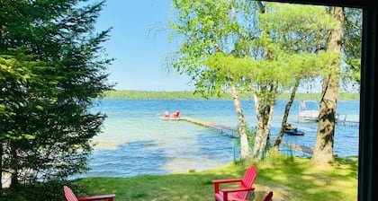 Green Lake: Charming Cottage with Sandy Beach & Dock - Ideal for Family Getaways
