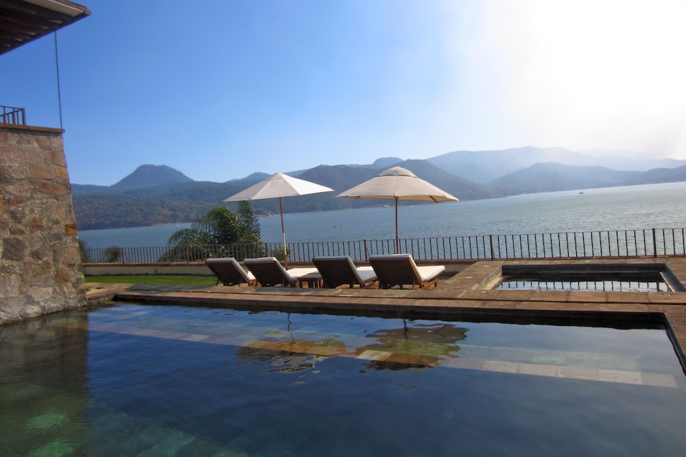 El Beneficio, esplendida villa a la orilla del lago, extraordinaria ubicación