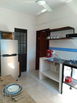 Een koelkast, een magnetron, een kookplaat