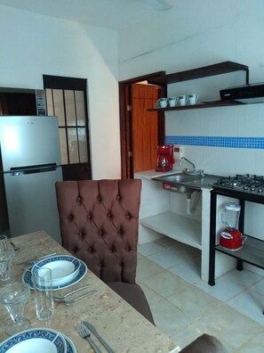 Een koelkast, een magnetron, een kookplaat