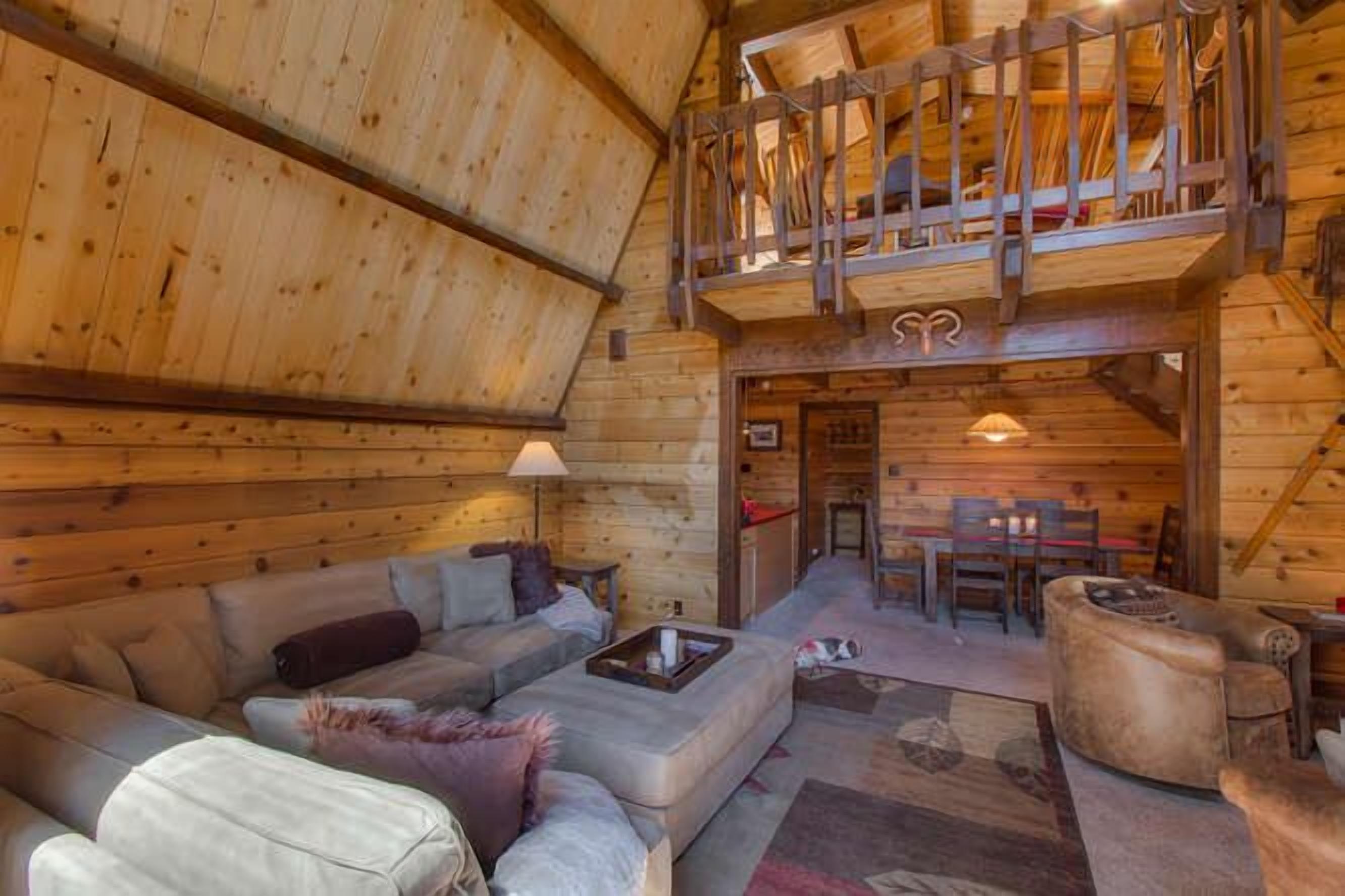 Luxury Family & Pet Friendly Mtn Home, Near Lake & Northstar, hot tub, wifi, DTV