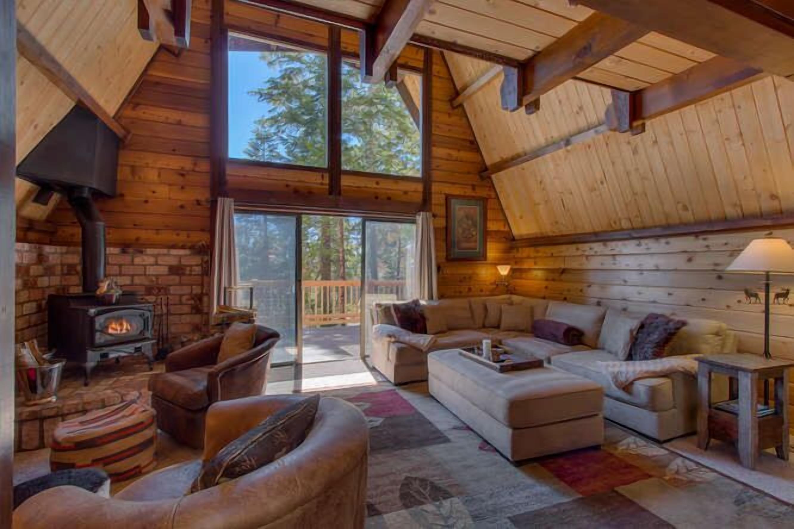 Luxury Family & Pet Friendly Mtn Home, Near Lake & Northstar, hot tub, wifi, DTV