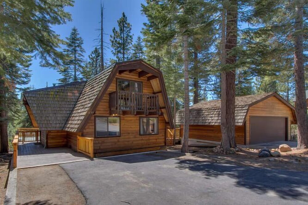 Luxury Family & Pet Friendly Mtn Home, Near Lake & Northstar, hot tub, wifi, DTV